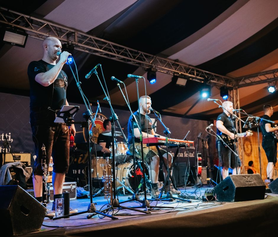 Pubblico entusiasta,musicae voglia di festaall’inaugurazione del “Paulaner OktoberfestCuneo”