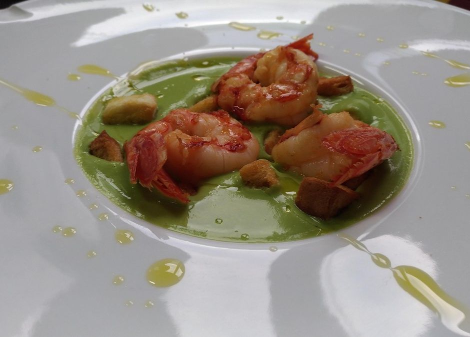 LA RICETTA - Vellutata di piselli con crostini di pane integrale aromatizzato alla salvia e gamberi sfumati al brandy