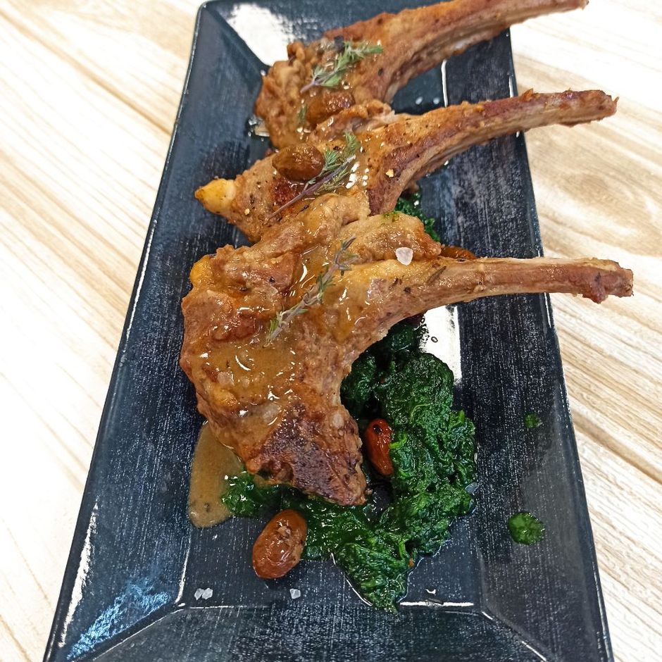 LA RICETTA – Costolette di agnello con cime di rapa ripassate