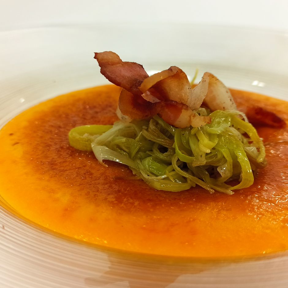 La ricetta: Crème brulée di zucca con porro saltato e pancetta croccante