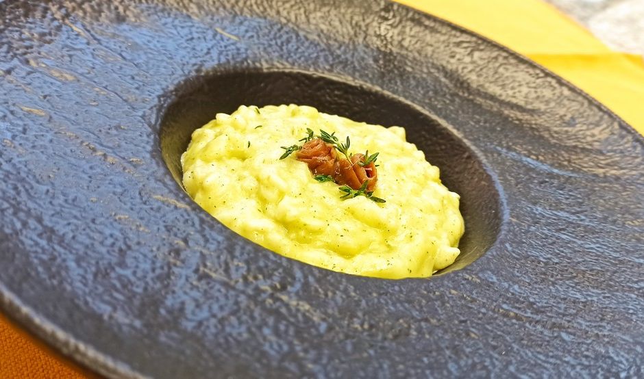 LA RICETTA - Cremoso di risotto allo zafferano, filetti di acciuga e limone
