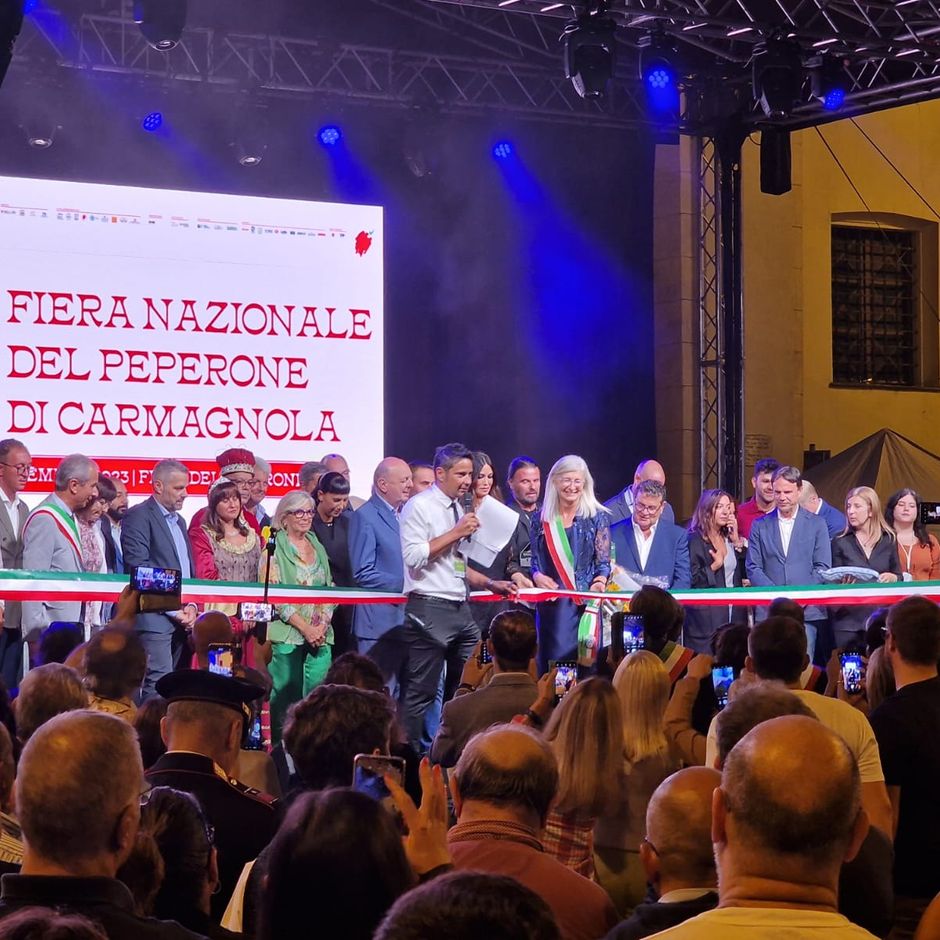 Inaugurata la 74esima Fiera del Peperone di Carmagnola: al taglio del nastro Tinto e Manuela Arcuri [FOTO E VIDEO