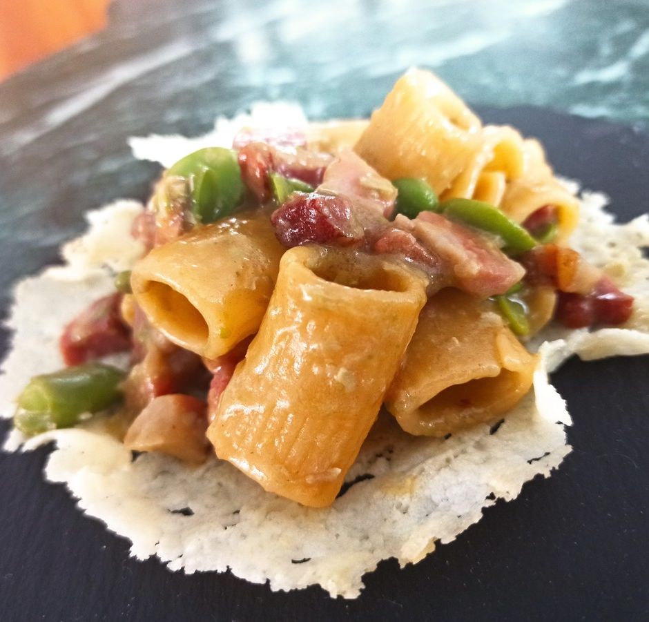 La ricetta: Mezze maniche, fave, guanciale croccante e Pecorino romano DOP