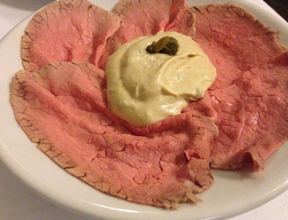 il vitello tonnato del Cuneese è un piatto nato dal riciclo e... dal contrabbando:
