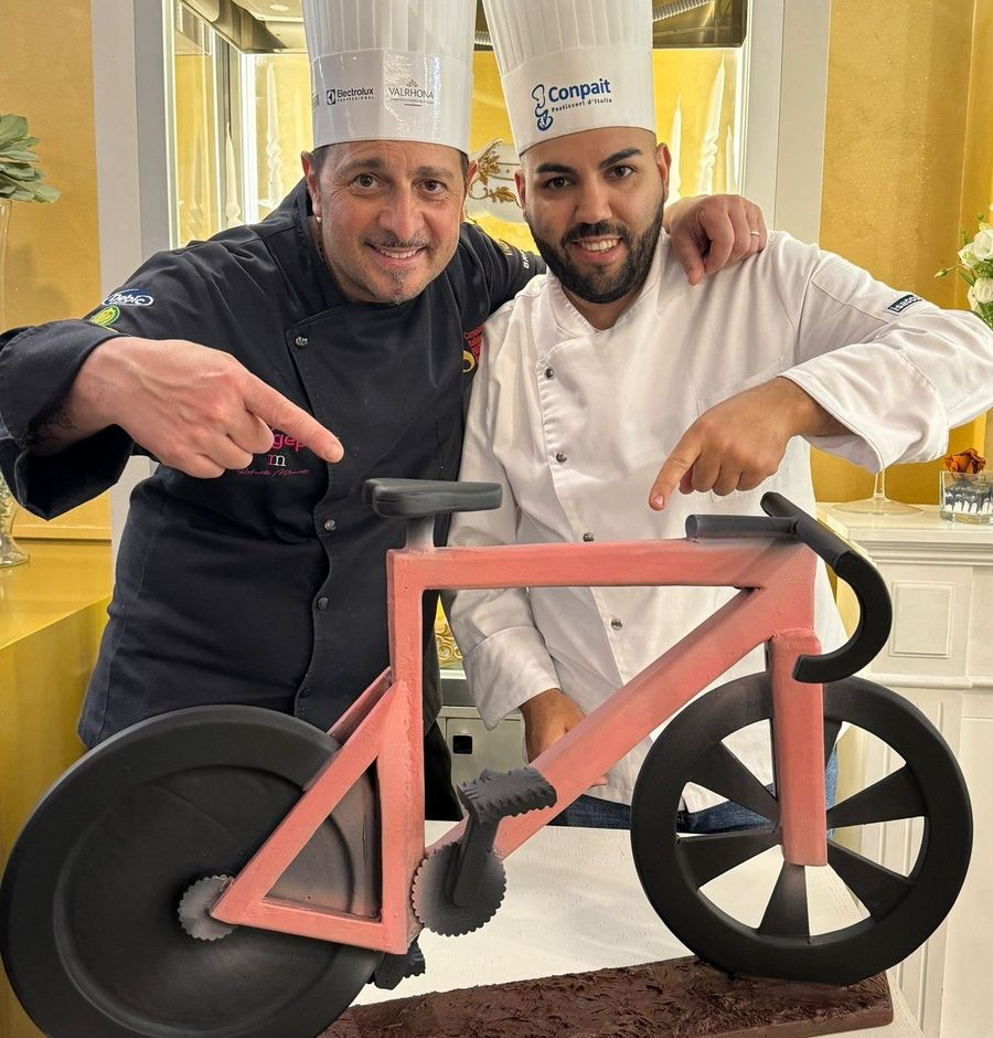 Venaria festeggia il via del Giro con una torta di cioccolato di 100 chili
