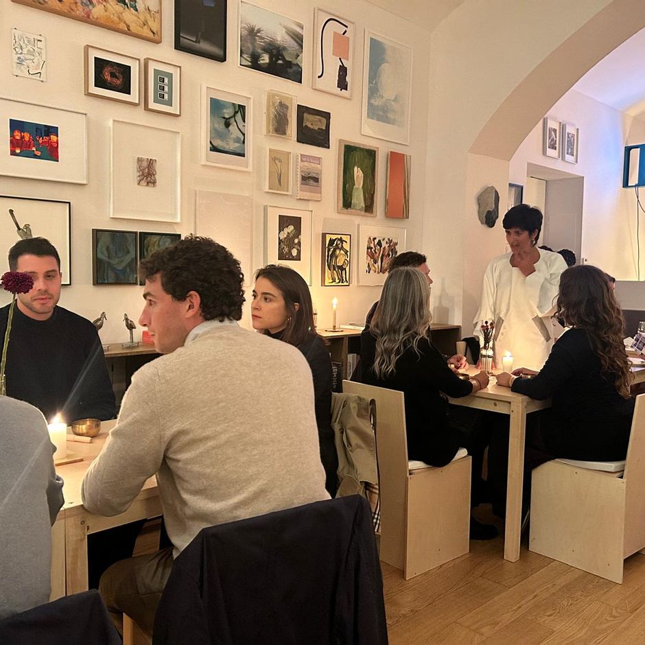 Chez Paint it Black, la libreria diventa ristorante: dalle sedie ai tovaglioli, tutto è fatto dagli artisti