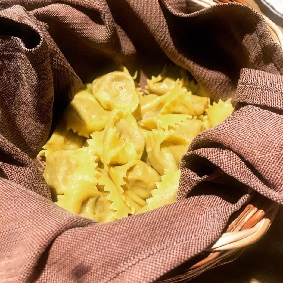 A Torino un pizzicotto non si dà né si riceve, ma si gusta: la storia dei ravioli del Plin