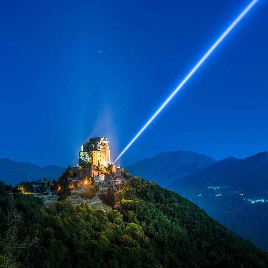 Val di Susa, da stasera per una settimana la Sacra di San Michele sarà illuminata dalla &quot;Spada d Luce&quot; dell'Arcangelo