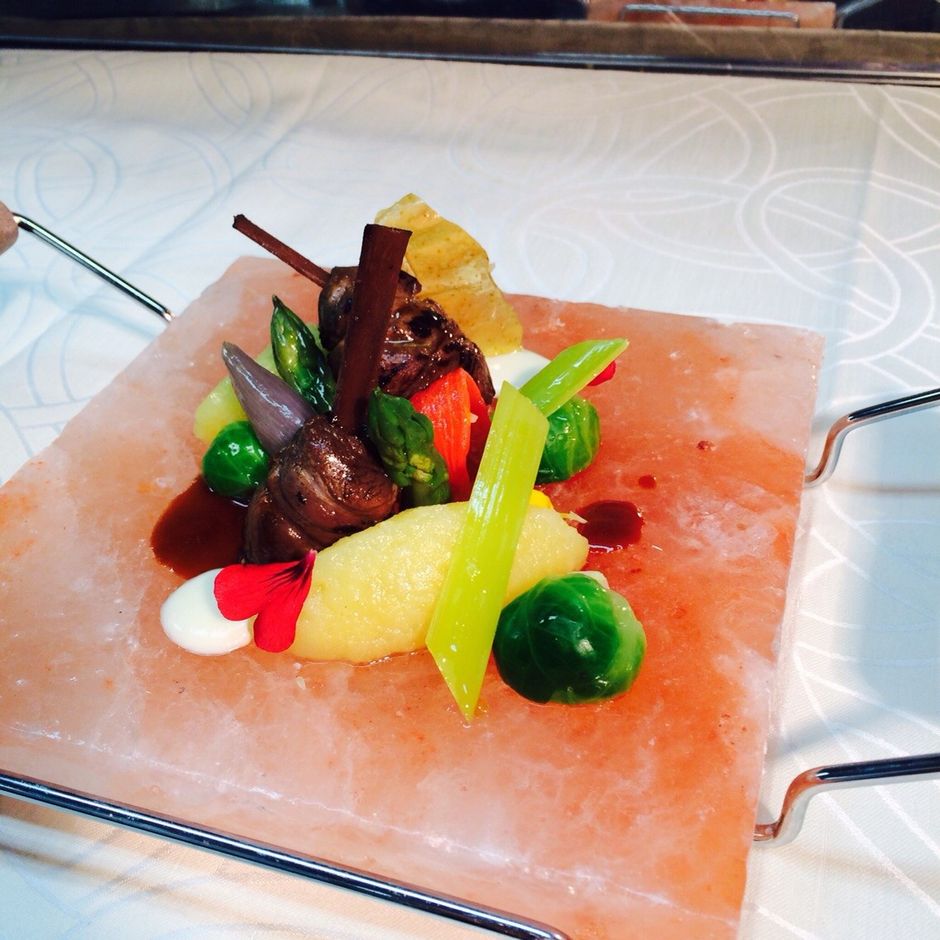 Lo chef Silvio Battistoni festeggia San Patrizio in cucina con la “Spalla di agnello d'Irlanda e pastinaca”