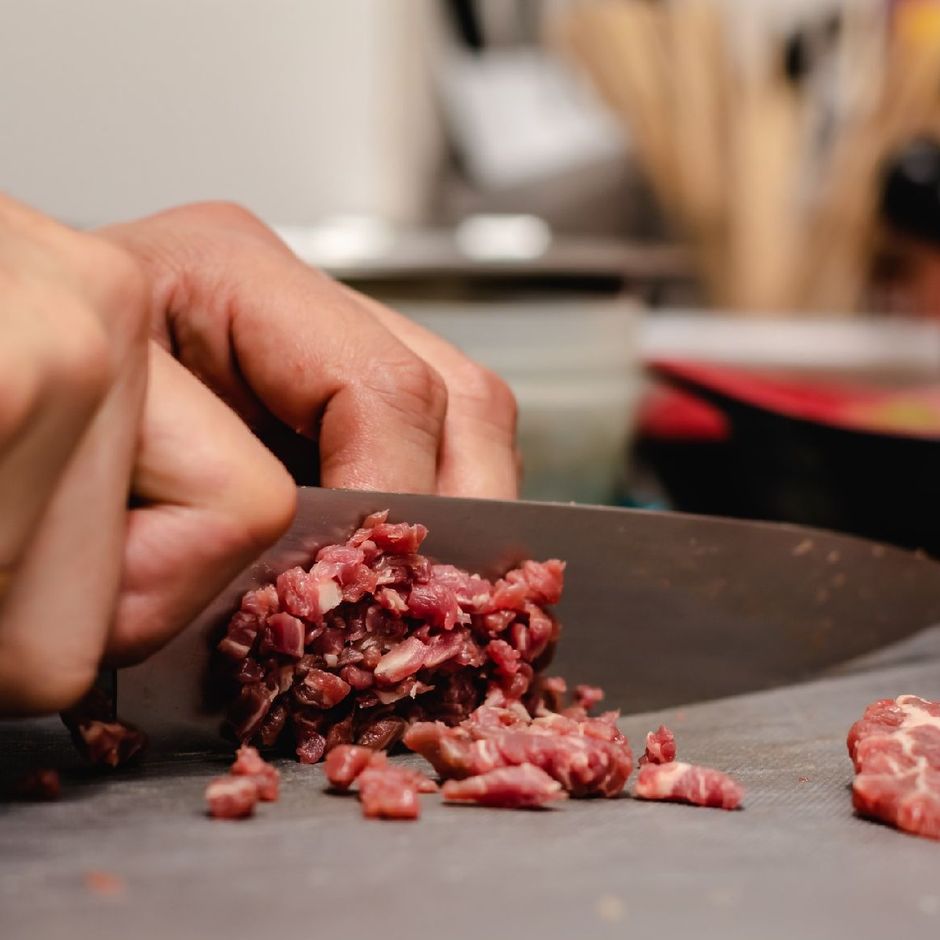 E' nata la Confraternita della Battuta al Coltello: «Così si prepara e si mangia l'autentica carne cruda»
