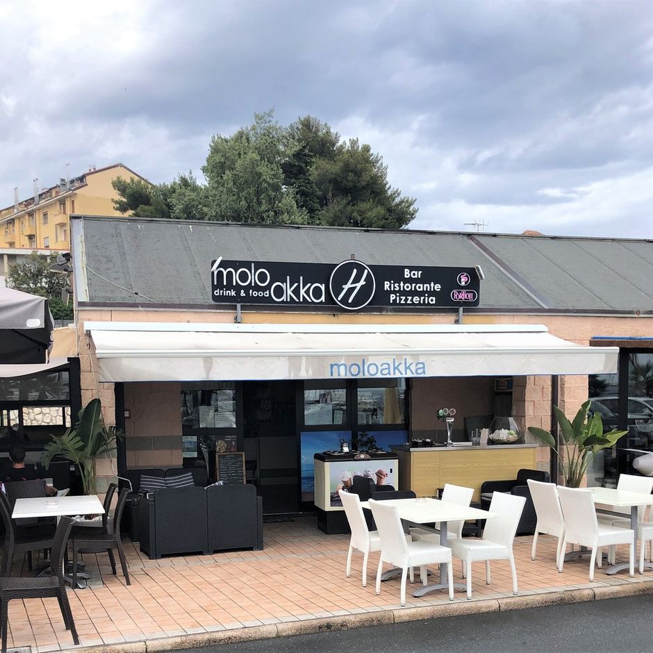 Sanremo Portosole: il MoloAkka, un bar-bistrot che è il punto di ritrovo per giovani e diportisti amanti della buona tavola.