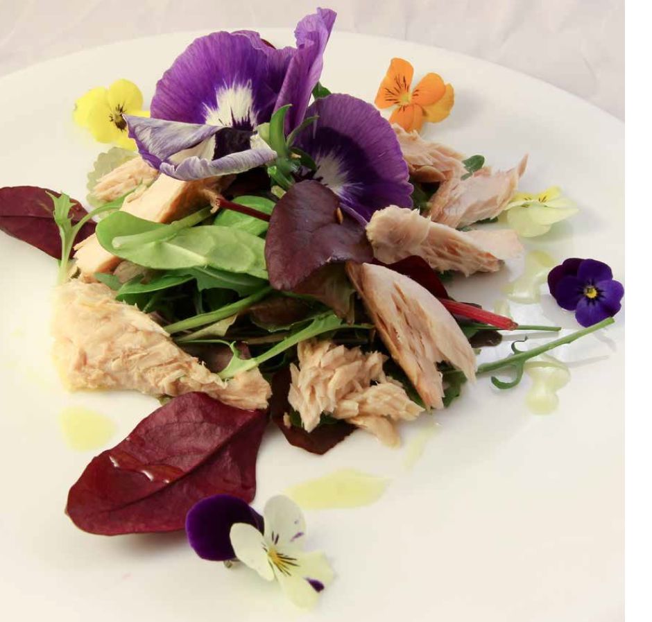 I fiori nel piatto: lnsalatina all'erbette spontanee, sgombro e viola del pensiero