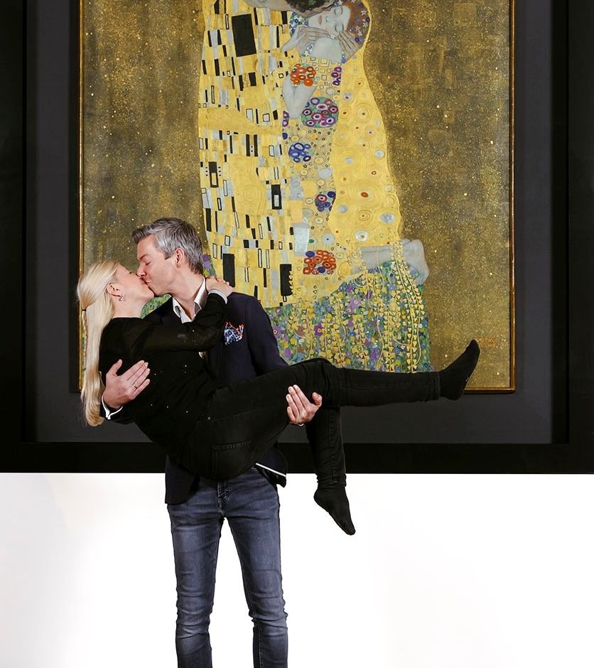 Per San Valentino un bacio sotto il celebre dipinto di Klimt: “COME FOR A KISS” a Vienna
