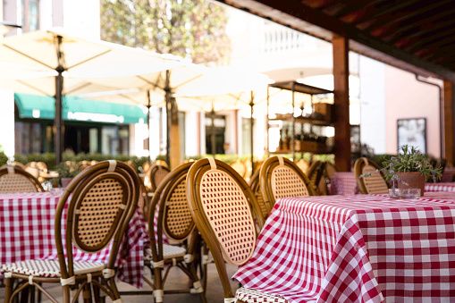 Dal 26 aprile il governo Draghi ripristinerà la zona gialla: Ristoranti aperti anche a cena, ma solo all'aperto.