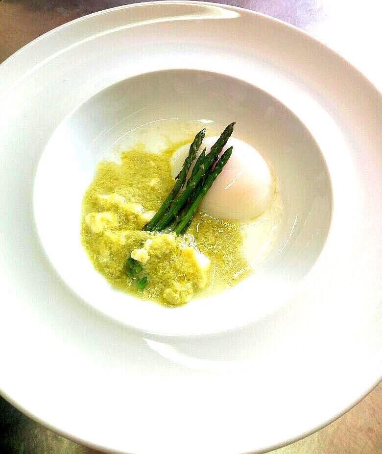 Erbe e fiori in cucina: gli Asparagi con le uova della chef Maria Antonietta Santoro
