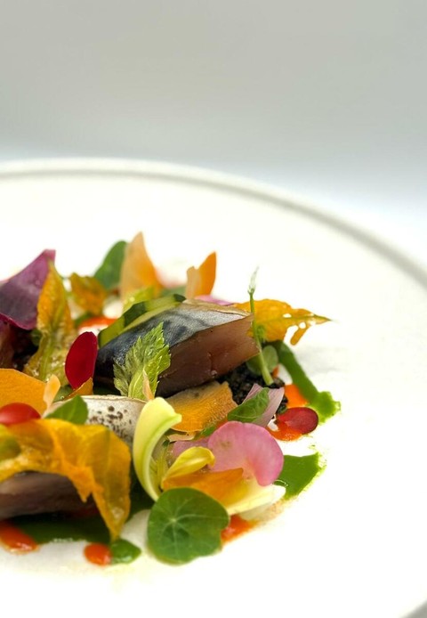 Condijun di sgombro, tra mare e fiori eduli