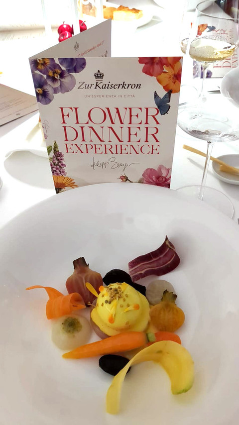 Bolzano ha salutato con applausi la spettacolare &quot;Flower experience&quot; dello Chef Filippo Sinisgalli del Zur Kaiserkron, insieme all'esperto di fiori eduli, Claudio Porchia. (Foto)