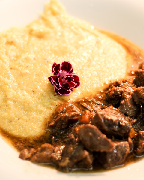 La polenta incontra i fiori: a Brunate la tradizione si rinnova.