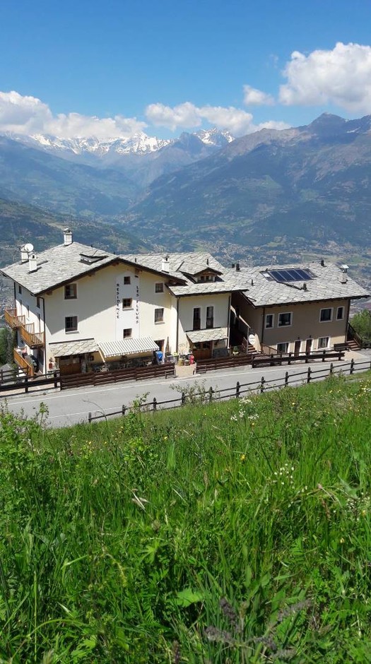 Valle d'Aosta: al ristorante &quot;Les Fleurs&quot; a Gressan per mangiare nel verde, gustando un'ottima cucina con panorami incantevoli
