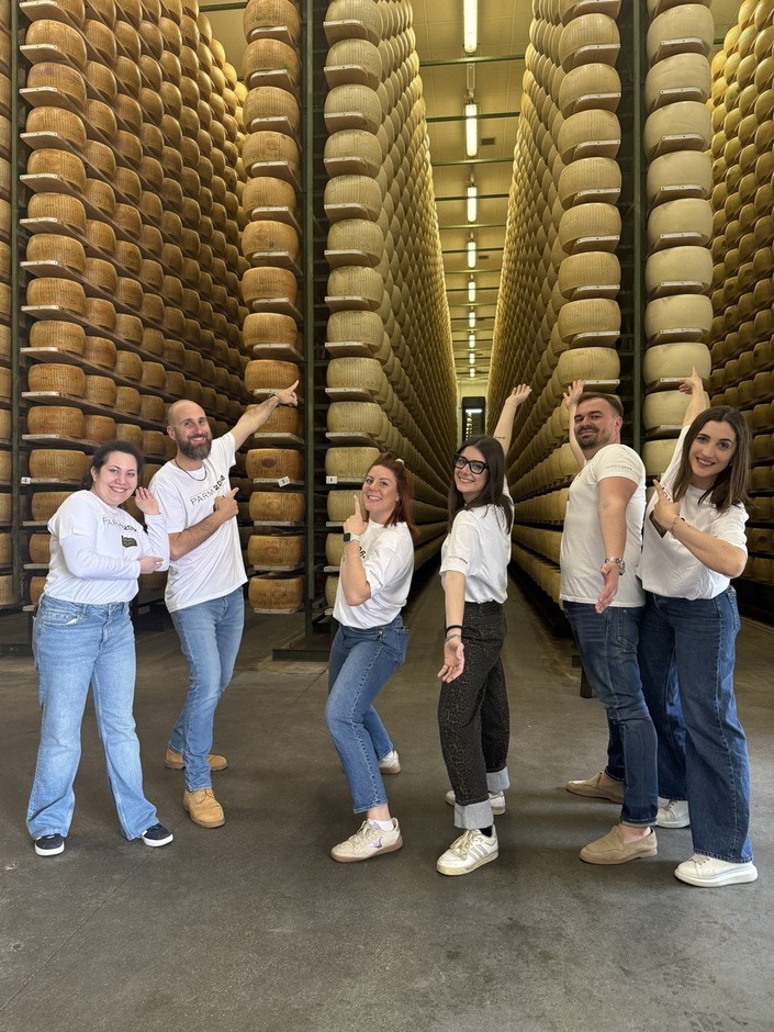 Caseifici Aperti: a Fidenza il Parmigiano Reggiano si scopre dalla stalla alla degustazione Caseifici Aperti: a Fidenza il Parmigiano Reggiano si scopre dalla stalla alla degustazione