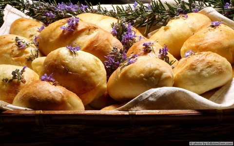 I fiori nel piatto: la ricetta dei &quot;Panini ai fiori di Rosmarino&quot; dello chef Gianfranco Calidonna