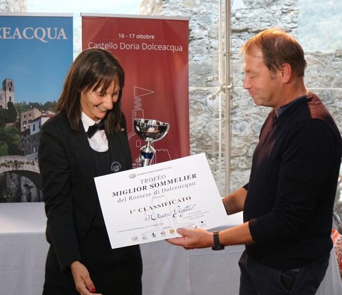Maura Gatti riceve la targa premio dal sindaco Fulvio Gazzola