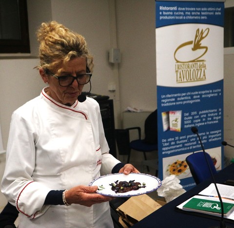 “RADICI – storie di terra”: la chef Clelia Vivalda intreccia fiori eduli e piccoli frutti nelle degustazioni della splendida Villa Ormond di Sanremo