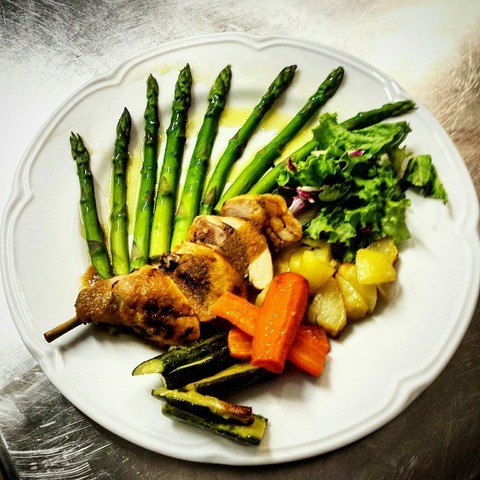 Asti, colline da assaggiare. Un itinerario tra borghi UNESCO, grandi vini e tavole identitarie selezionate dai Ristoranti della Tavolozza