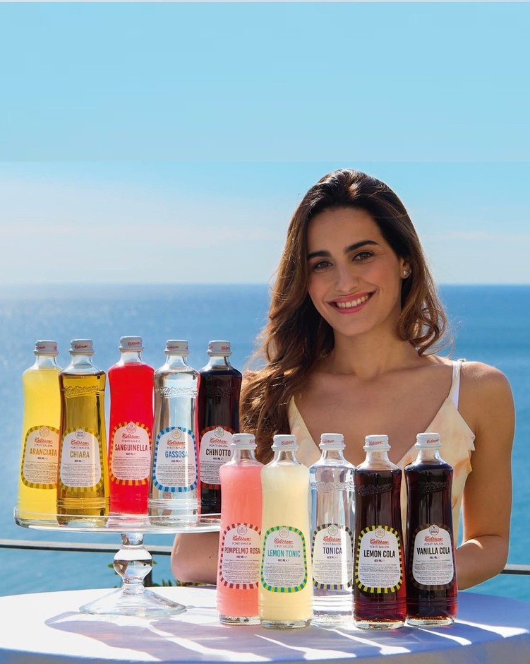 Finale Ligure diventa set: Ilaria Salerno volto del nuovo spot Acqua Calizzano