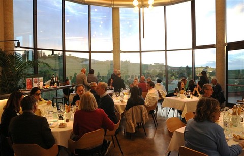 Cantina La Torre di Castel Rocchero (AT): una serata indimenticabile tra fiori eduli e vino pregiato nella magica Torre Crystallina.