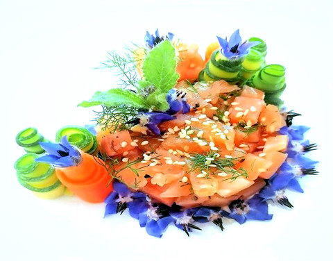 Fiori nel piatto: la Tartare di salmone marinato ai fiori di agrumi.