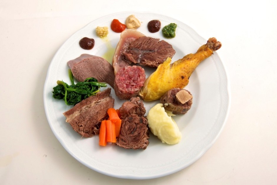Carrù (CN): al Vascello d’Oro si può gustare il gran bollito della tradizione con il giusto numero di carni e salse.