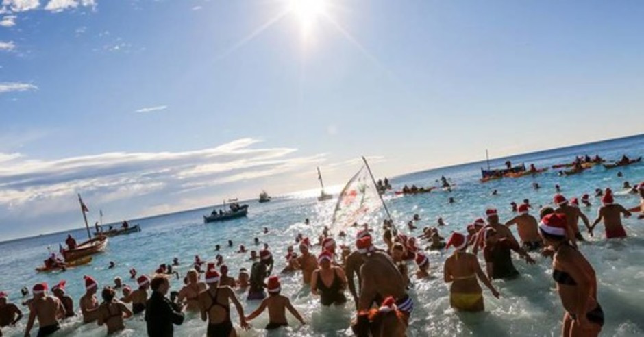 Rito d’acqua e di festa: a Nizza il Natale comincia con un tuffo Rito d’acqua e di festa: a Nizza il Natale comincia con un tuffo