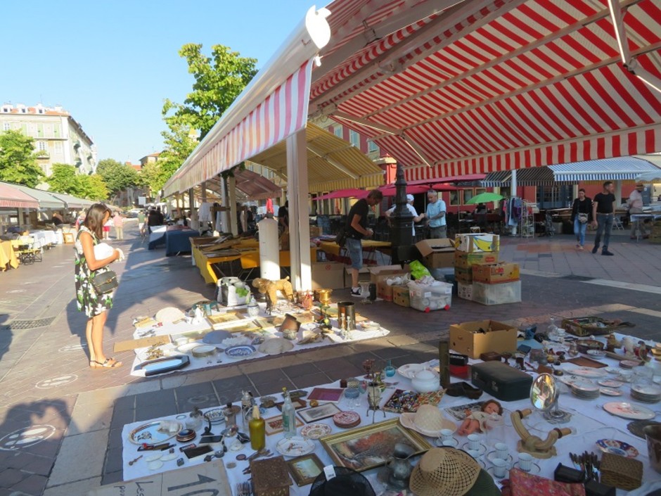 Tanti oggetti e tante curiosità nei marché à la brocante in Costa Azzurra
