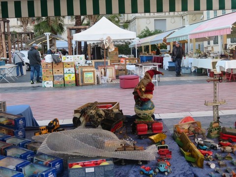 Tanti oggetti e tante curiosità nei marché à la brocante in Costa Azzurra