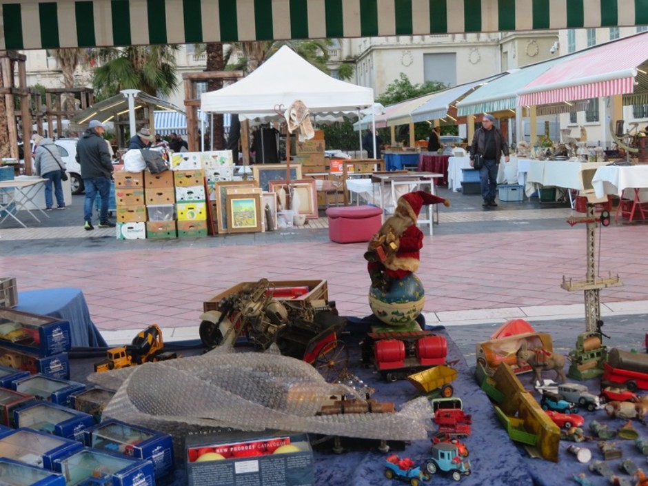 Tanti oggetti e tante curiosità nei marché à la brocante in Costa Azzurra
