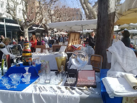 Tanti oggetti e tante curiosità nei marché à la brocante della Costa Azzurra
