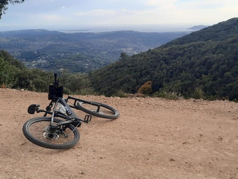 Costa Azzurra: alla scoperta del territorio. In bicicletta sui sentieri di Chateauneuf de Grasse (Foto)