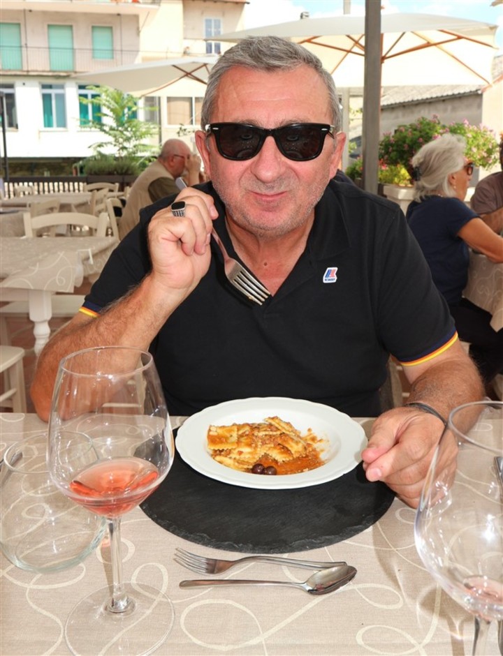 L’attore chef Vito in visita a Cosio d’Arroscia per scoprire la Cucina Bianca