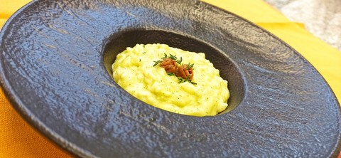 LA RICETTA - Cremoso di risotto allo zafferano, filetti di acciuga e limone