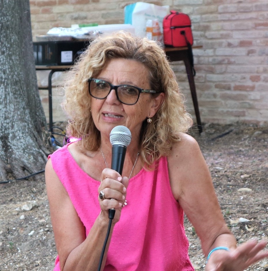 La chef cuneese Clelia Vivalda conquista le Marche con i suoi biscotti ai fiori di campagna