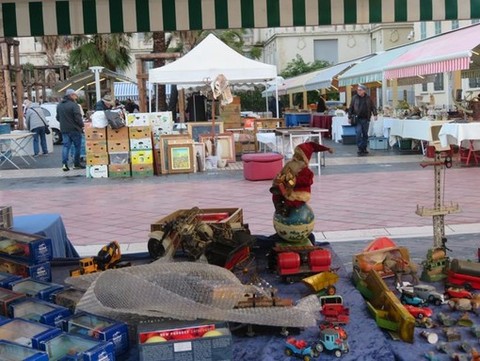 Tanti oggetti e tante curiosità nei marché à la brocante della Costa Azzurra