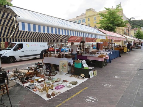 Tanti oggetti e tante curiosità nei marché à la brocante della Costa Azzurra