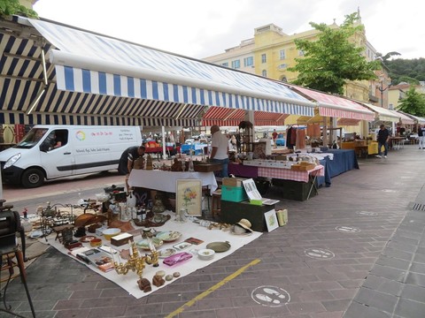 Tanti oggetti e tante curiosità nei marché à la brocante in Costa Azzurra