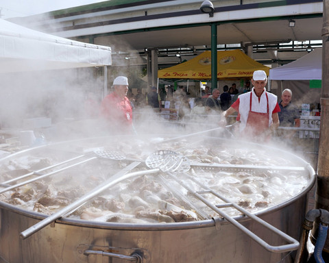 Cosa bolle in pentola a Moncalieri? Il pentolone da 1500 kg di carne per Sua Maestà il Bollito