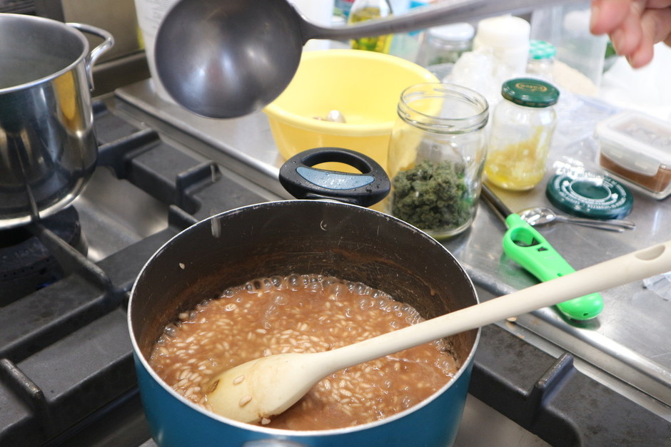 La video ricetta di Rosa D’Agostino: “Risotto con cioccolato fondente e Crumble di foglie e fiori di Nasturzio, con brodo di Geranio e fiori eduli”
