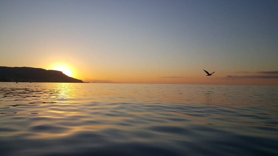 A Loano il fascino e la suggestione dell’alba a picco sul mare